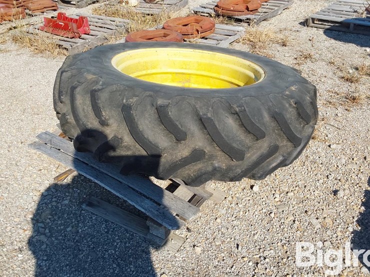 multi-trac-l/s-rear-tractor-16.9x34-bar-tire-on-john-deere-rim-image-5