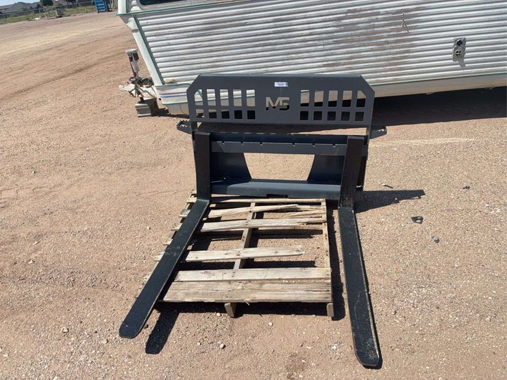 skid-steer-pallet-forks-image-1