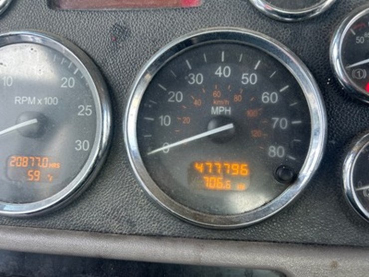 2014-peterbilt-384-image-8