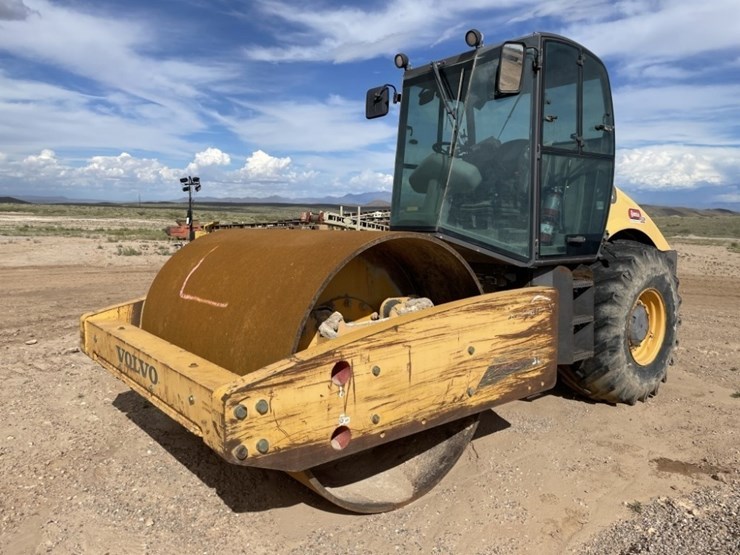 2014-volvo-sd160-vibratory-roller-image-1