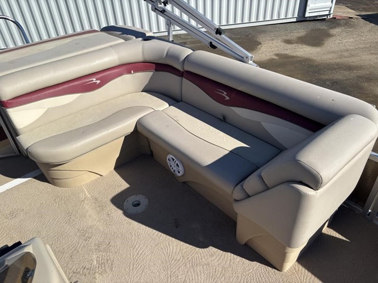 2011-unknown-trailer-image-21