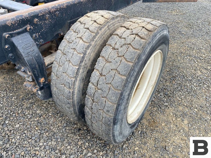 2003-peterbilt-330-image-14