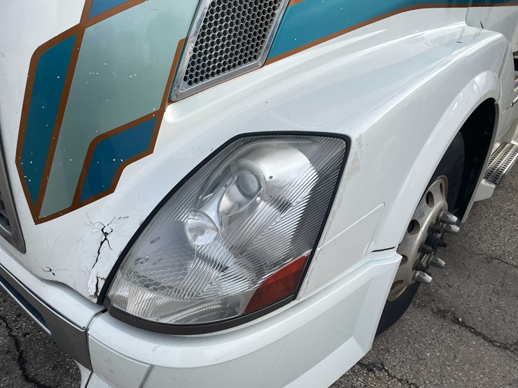 #1372-•-2014-volvo-sleeper-semi-(has-wi-title)-(of)-image-11