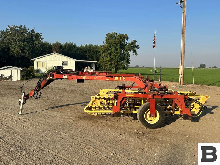 new-holland-216-image-3