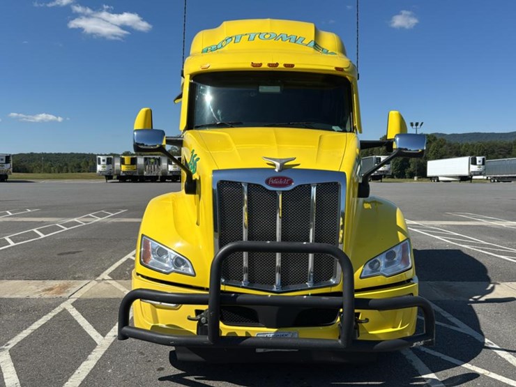 2023-peterbilt-579-image-8