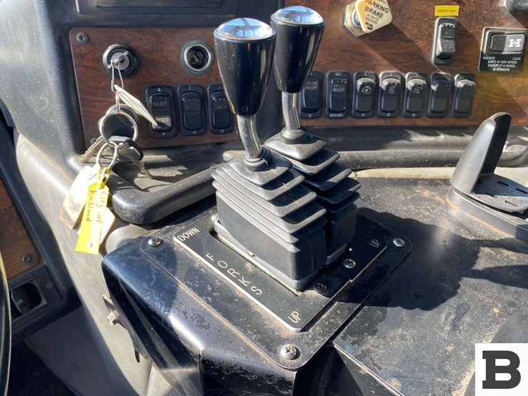 2006-peterbilt-320-image-49