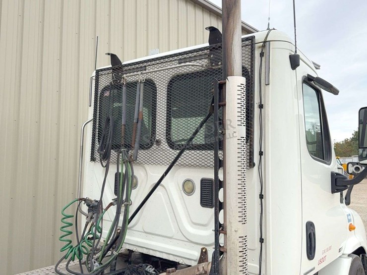 2012-freightliner-cascadia-113-image-22