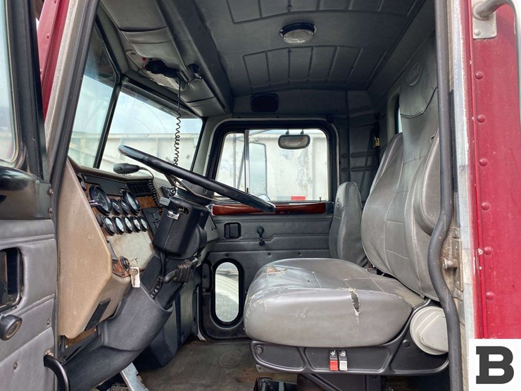 2002-peterbilt-330-image-47