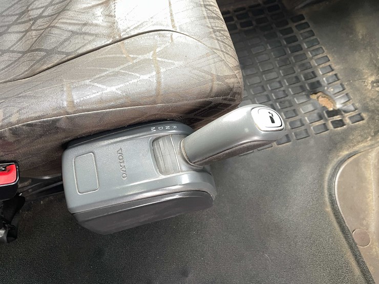 #1372-•-2014-volvo-sleeper-semi-(has-wi-title)-(of)-image-66