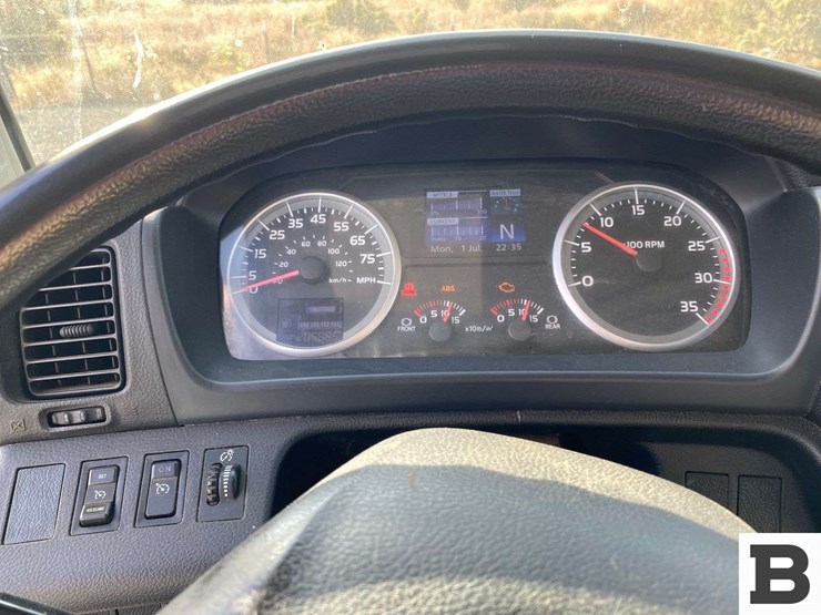 2014-hino-268-image-52