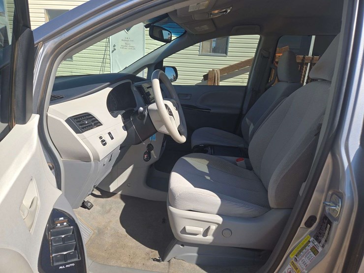 2012-toyota-sienna-le-image-11