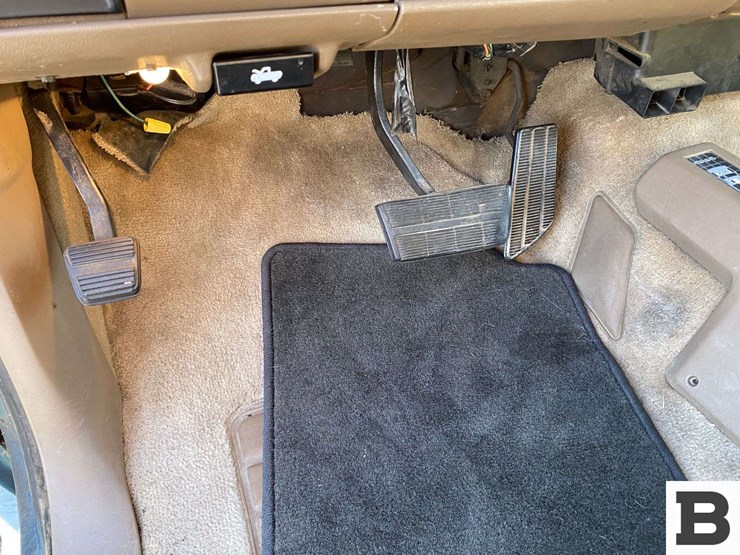 1993-gmc-suburban-image-27