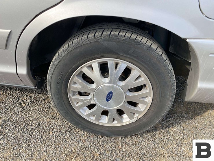 2005-ford-crown-victoria-sedan-image-13