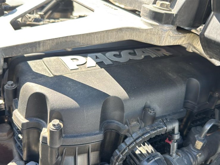 2023-peterbilt-579-image-31