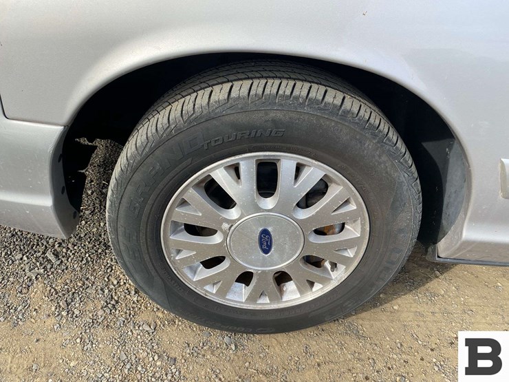 2005-ford-crown-victoria-sedan-image-10