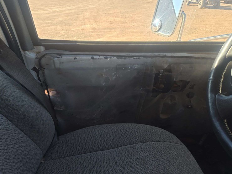 2003-gmc-3500-image-14