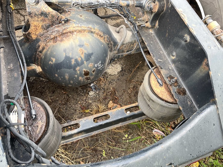 #1372-•-2014-volvo-sleeper-semi-(has-wi-title)-(of)-image-37