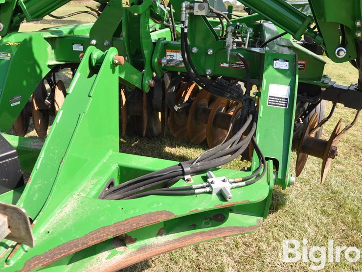2015-john-deere-2623vt-image-13