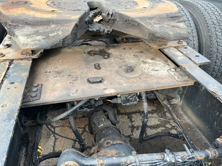 #1372-•-2014-volvo-sleeper-semi-(has-wi-title)-(of)-image-43