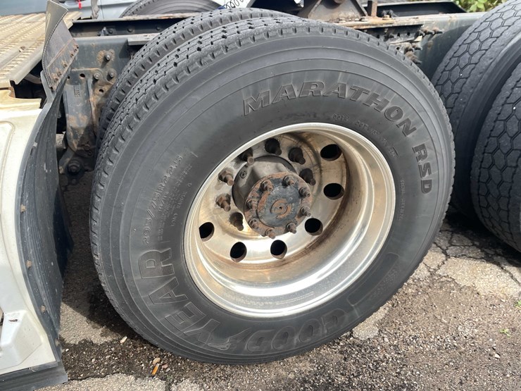 #1372-•-2014-volvo-sleeper-semi-(has-wi-title)-(of)-image-93