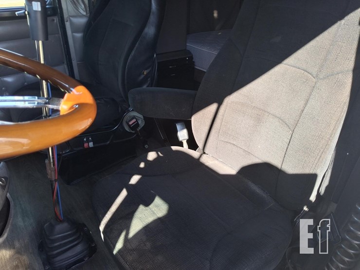 2005-kenworth-w900-image-18