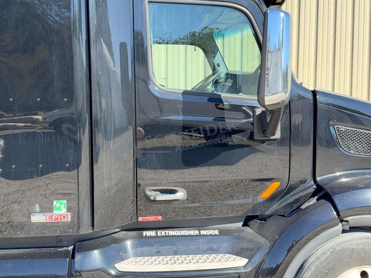 2017-peterbilt-579-image-15