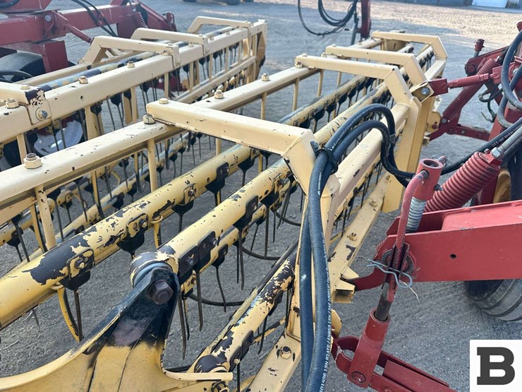 new-holland-216-image-21