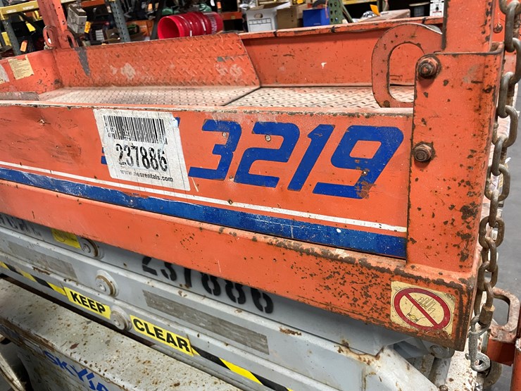 #1382-•-19'-scissor-lift-(f)-image-10