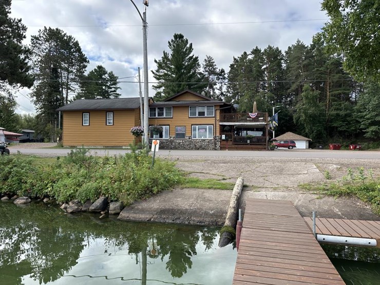 #100-•-waterfront-pub-with-4-bed/2-bath-apartment-image-21