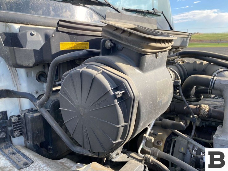 2014-hino-268-image-37