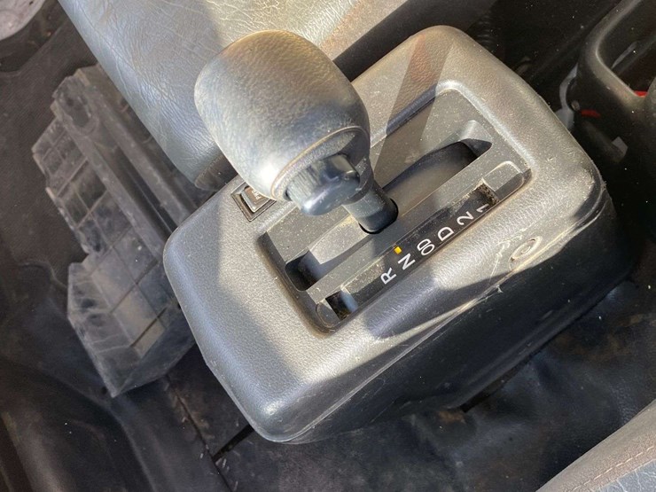 2014-hino-268-image-49