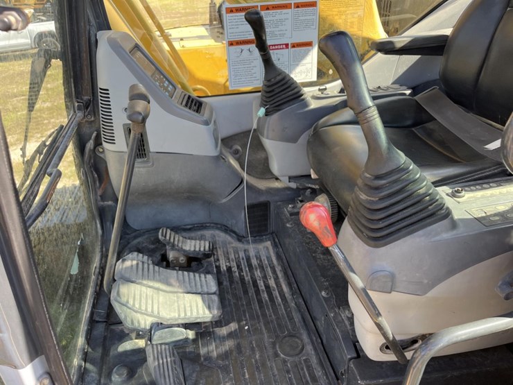 komatsu-pc228us-lc-image-64