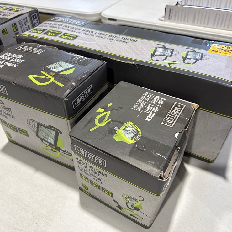 #28398 • Lot of Master Electrician Halogen Work Lights & Tripod