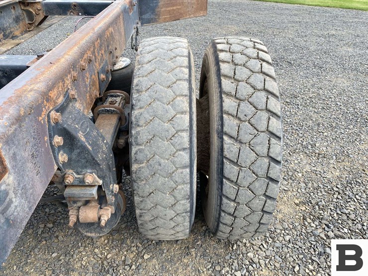 2002-peterbilt-330-image-19