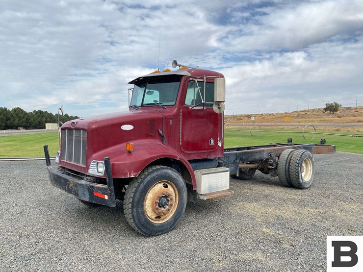 2002-peterbilt-330-image-2
