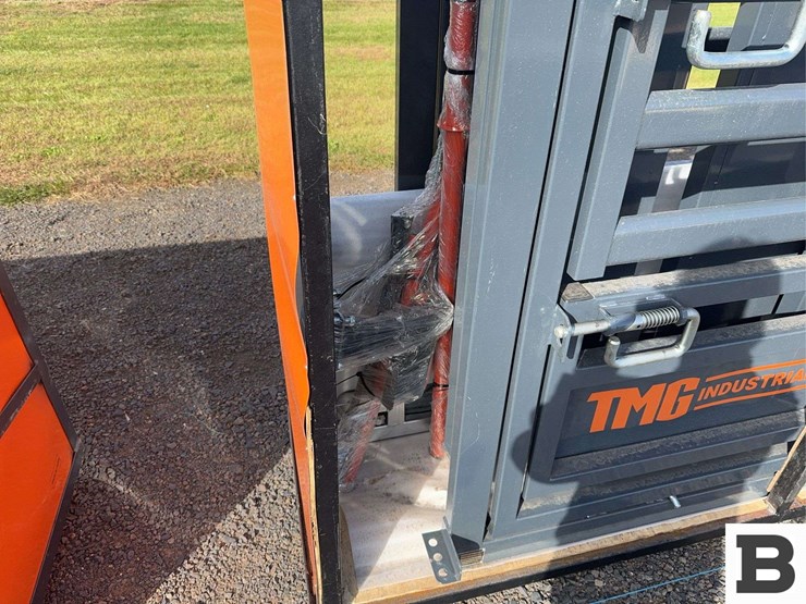 tmg-tmg-csc11-10’-cattle-squeeze-chute-with-weight-scale-image-5