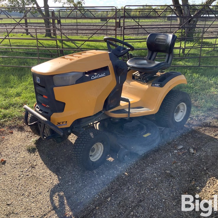 2017 Cub Cadet XT1 Enduro Series Riding Lawn Mower