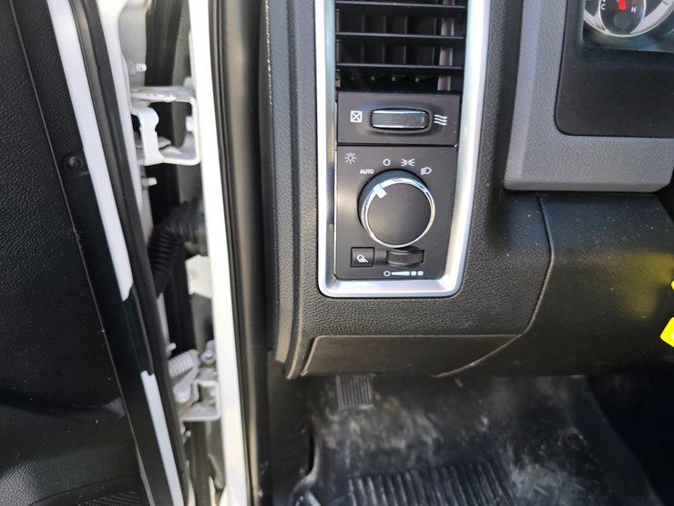 2020-ram-1500-classic-image-50