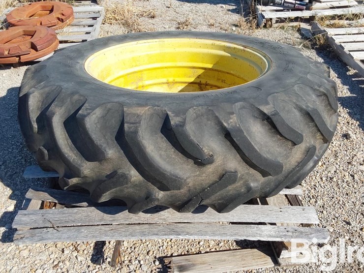 multi-trac-l/s-rear-tractor-16.9x34-bar-tire-on-john-deere-rim-image-6