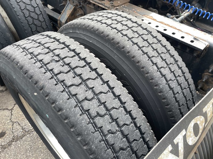 #1372-•-2014-volvo-sleeper-semi-(has-wi-title)-(of)-image-85