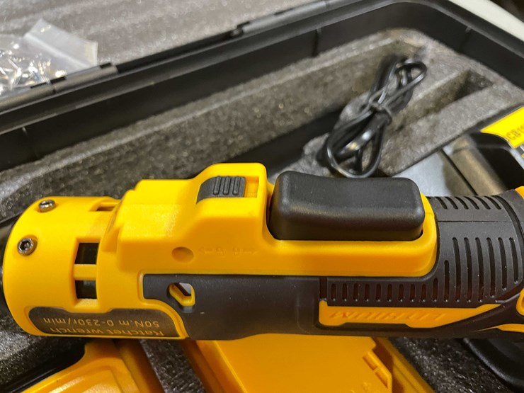 #8539-•-dewalt-compatible-cordless-ratchet-wrench,-batteries,-charger-and-case-(pr13)-image-3