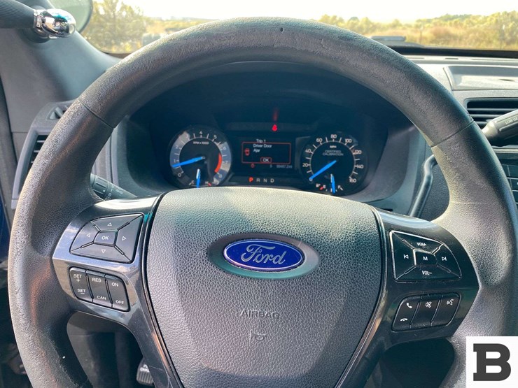 2016-ford-explorer-image-30