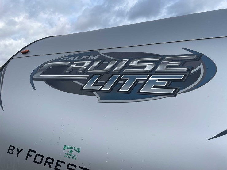 #1378-•-2015-salem-cruise-lite-camper-(no-title)-(of)-image-9