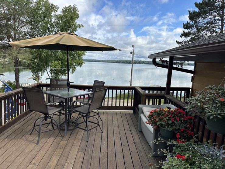 #100-•-waterfront-pub-with-4-bed/2-bath-apartment-image-110