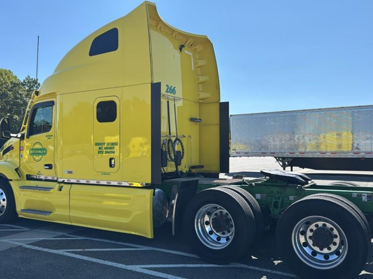 2023-peterbilt-579-image-3