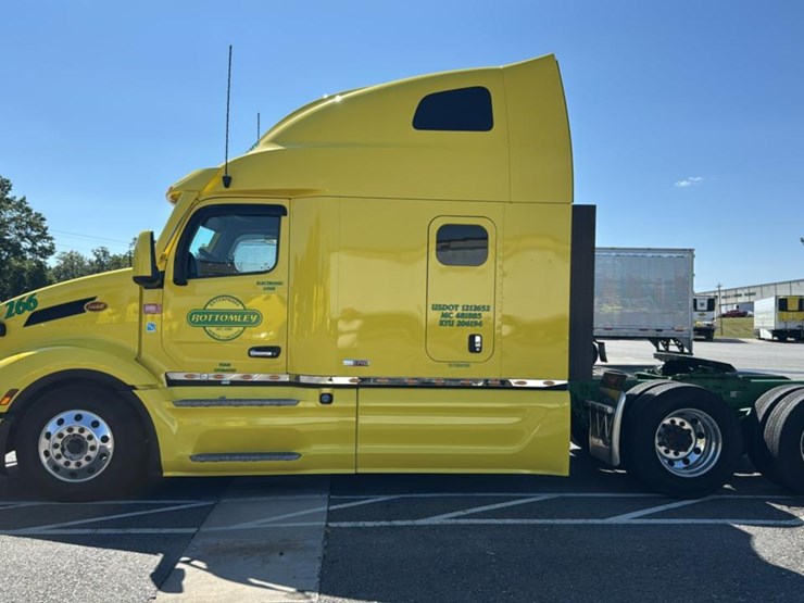 2023-peterbilt-579-image-2
