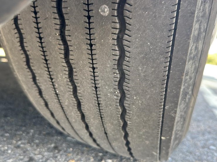 2023-peterbilt-579-image-17