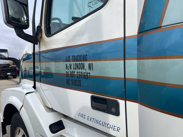 #1372-•-2014-volvo-sleeper-semi-(has-wi-title)-(of)-image-54