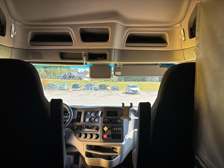 2023-peterbilt-579-image-61