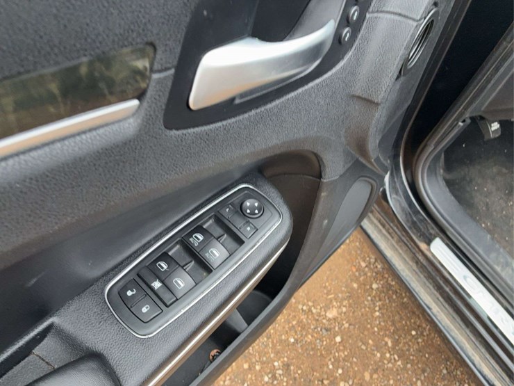 2012-chrysler-300-c-sedan-4d-image-17